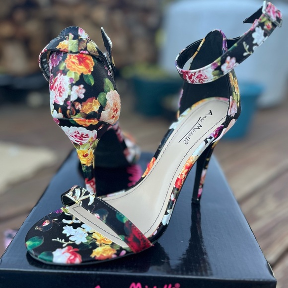 Anne Michelle Shoes - Anne Michelle Black Floral Heels, size 8.5